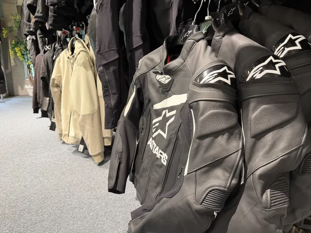 Alpinestars motorcykeljakker på stativ hos Rydbergs MC