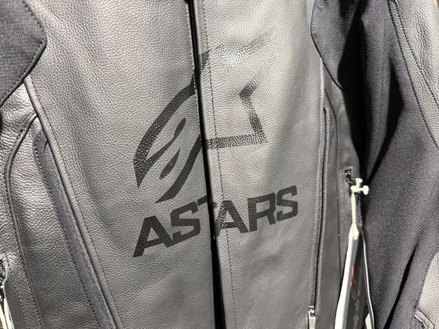 Alpinestars læderjakke med logo i nærbillede