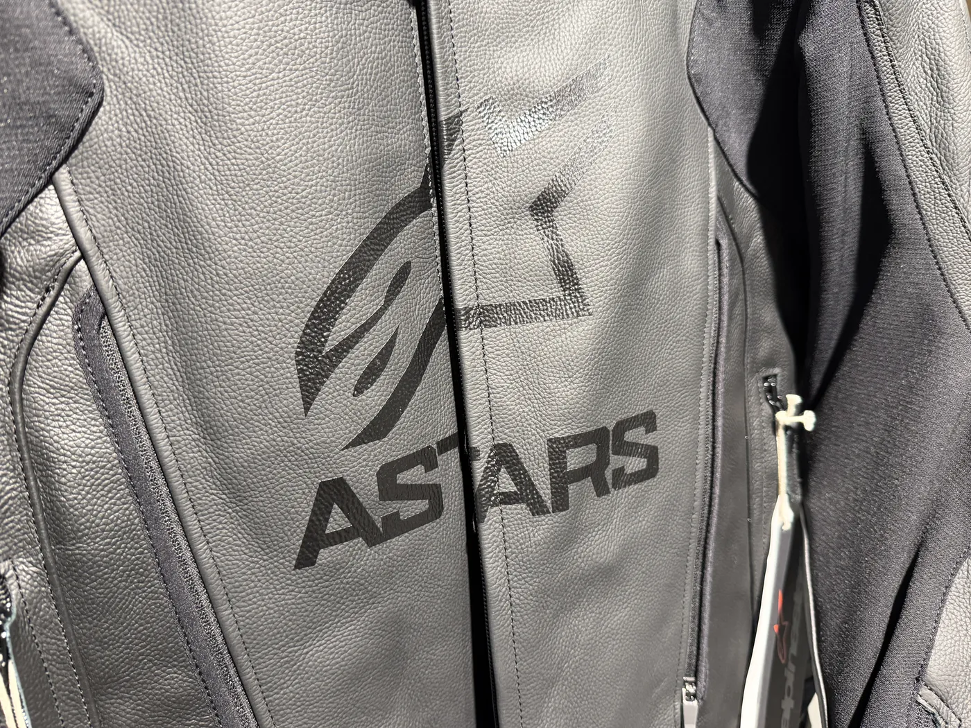 Alpinestars læderjakke med logo i nærbillede