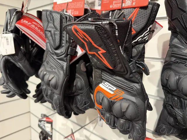 Alpinestars handsker og støvler i butikken