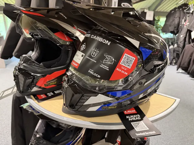 LS2 hjelme i butikken hos Rydbergs MC