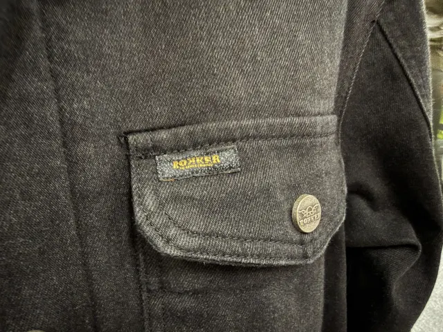 Rokker denimjakke med logo i nærbillede