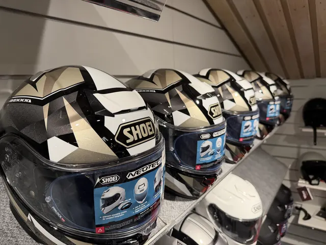 Shoei hjelme på hylde hos Rydbergs MC
