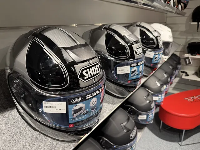 Shoei klaphjelm i sort