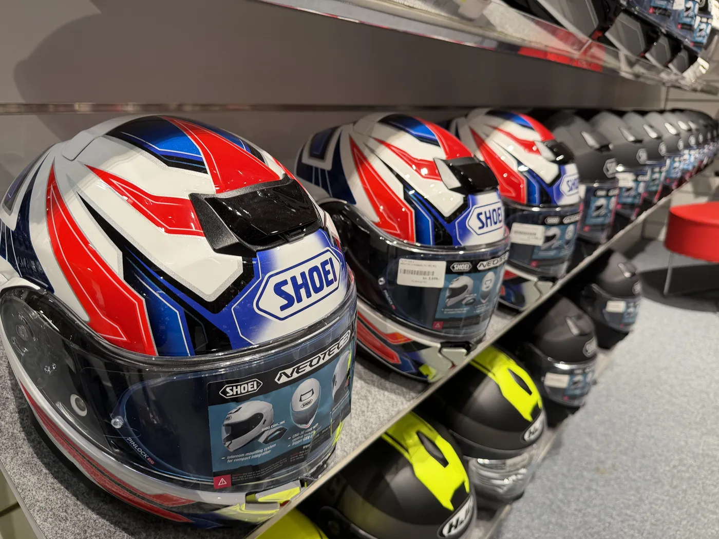 Shoei hjelm med farvet design