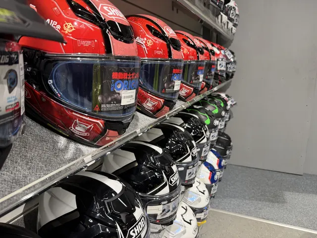 Shoei hjelme i rødt og sort