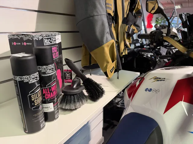 Rengøringsmidler og plejeprodukter i butikken hos Rydbergs MC