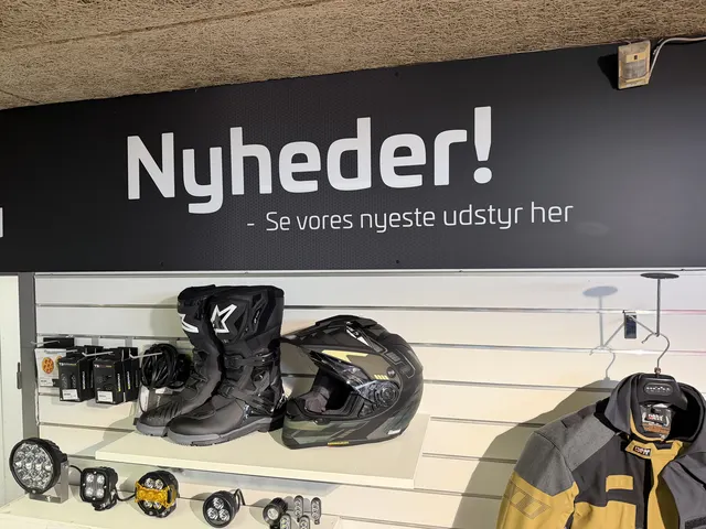 Nyheder-væggen med hjelme, støvler og udstyr