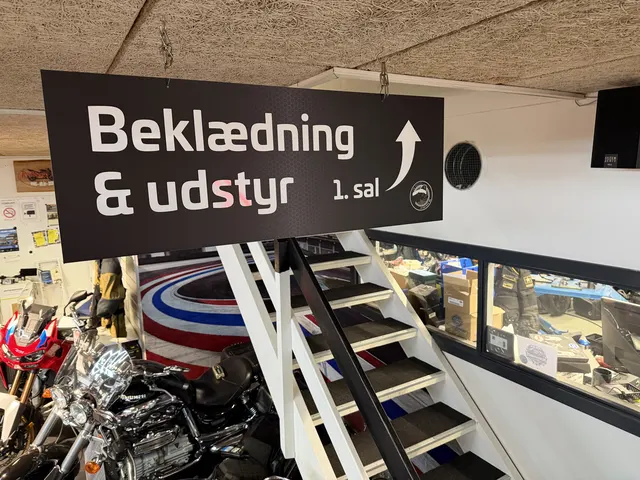 Skilt til beklædning og udstyr på 1. sal