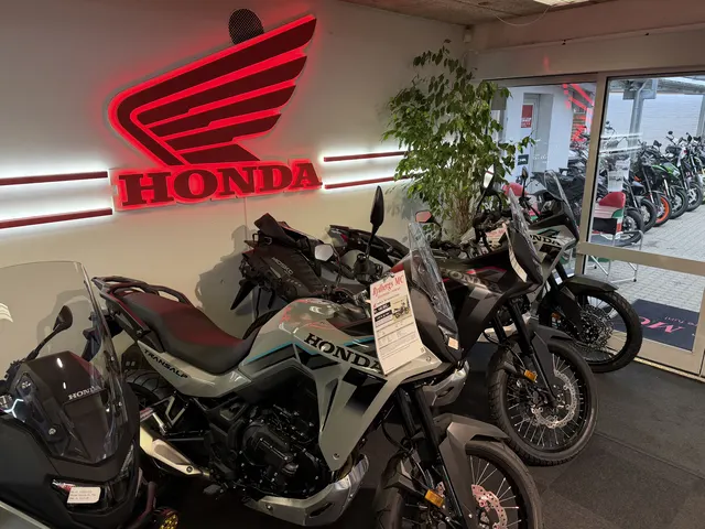 Honda-skiltet over udstillingen