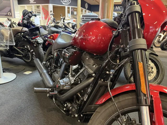Harley-Davidson med rød tank i udstillingen