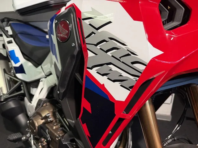 Honda Africa Twin i trikolor i nærbillede
