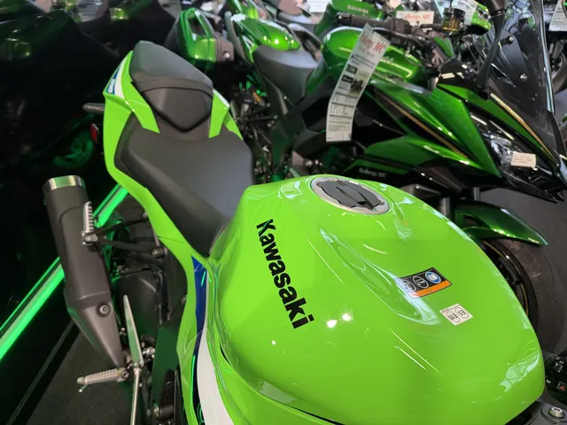 Grøn Kawasaki med logo på tanken