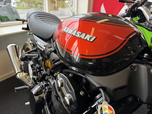 Kawasaki Z900RS med orange tank