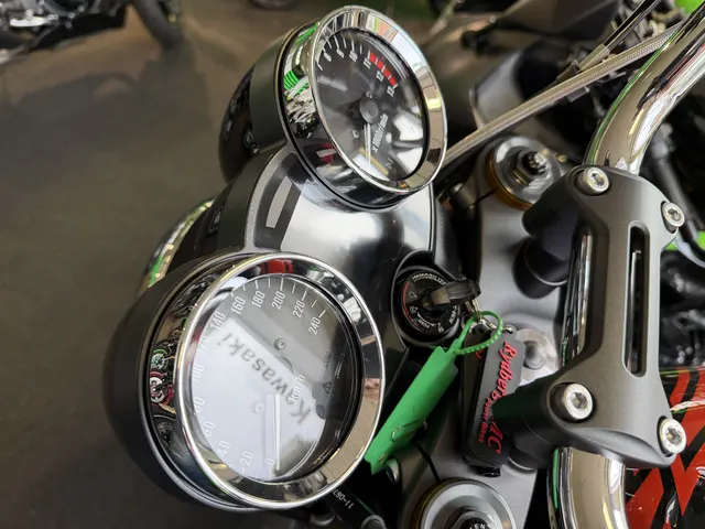 Klassiske instrumenter på en Kawasaki i nærbillede