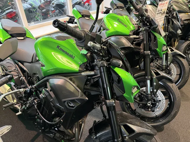 Kawasaki naked bikes på række