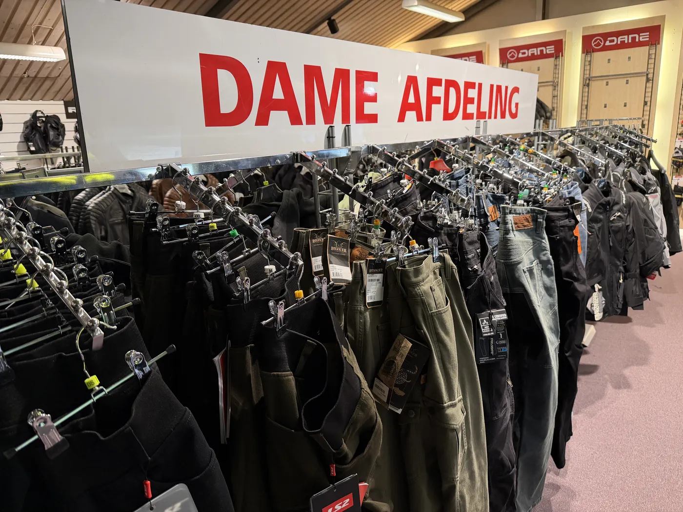 Dameafdelingen med beklædning